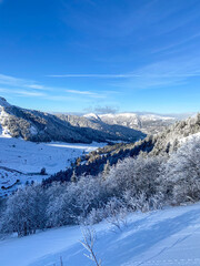 Fototapeta na wymiar Montagne enneigée au Mont Dore, Auvergne