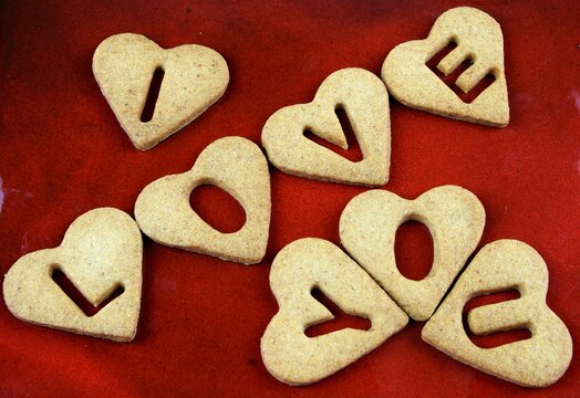 I love you ciasteczka z napisem na czerwonym tle, Walentynkowe ciasteczka, słodkie wyznanie