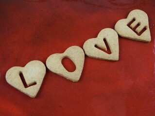 Love ciasteczka z napisem na czerwonym tle, Walentynkowe ciasteczka, słodka miłość