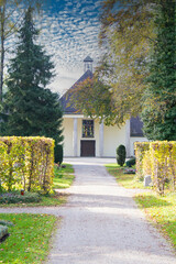 auf dem Weg zur Friedhofskapelle