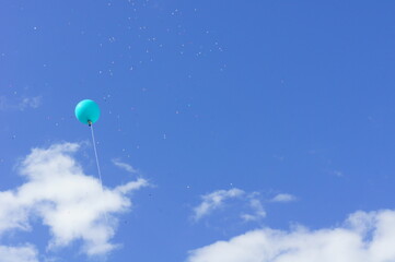 青空に風船、白い雲