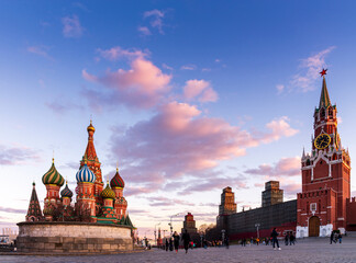 Obraz premium moscow city sunset, St. Basil's Cathedral and Kremlin Walls and Tower in Red square in sunny blue sky. Red square is Attractions popular's touris in Moscow, Russia,