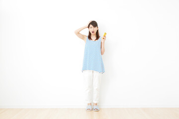 スマホを持つ女性　困る