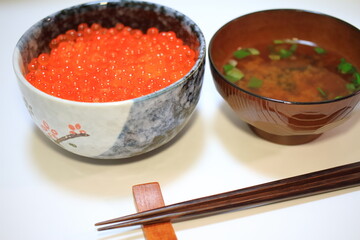 イクラ丼と赤出汁
