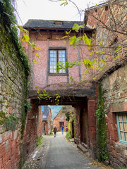 Fototapeta na wymiar Rue médiévale à Collonges-la-Rouge, Corrèze