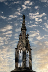 Fototapeta premium sehr alter Grabstein in Form einer Kirche