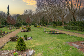 Blick über einen großzügig angelegten Friedhof 