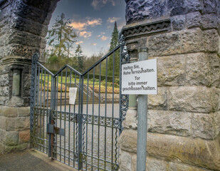 Eingang zu einem Bergfriedhof im Bergischen Land