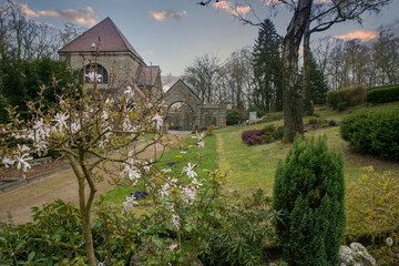 Schöne alte Friedhofskapelle auf einem Bergfriedhof