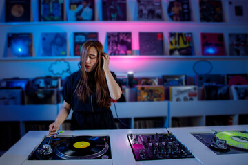 Chica Dj latina mezclando música en una tienda de discos, con un tornamesa y discos de vinil.	