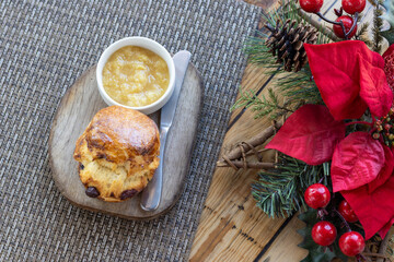 Vista superior de pan con mermelada sobre una mesa