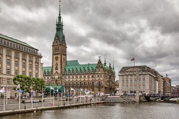 Fototapeta premium Hamburger Rathaus von der Alster aus