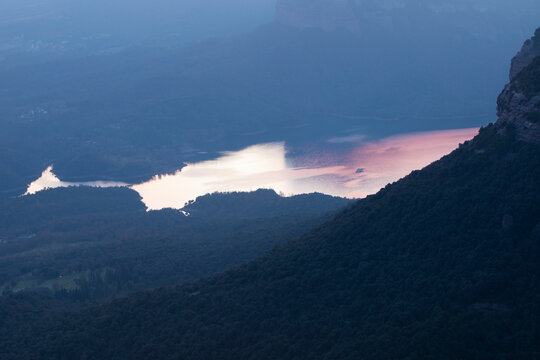 Atardecer sobre el Pant&agrave; de Sau (Pantano de Sau). Tavertet, Collsacabra, Osona, Barcelona, Catalunya, Espanya