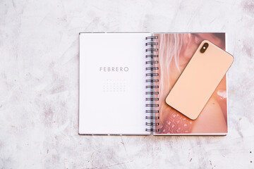 agenda 2021 mes de febrero sobre escritorio junto a un celular