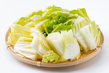 白菜のざく切り（竹ざるに乗せたハクサイ）
