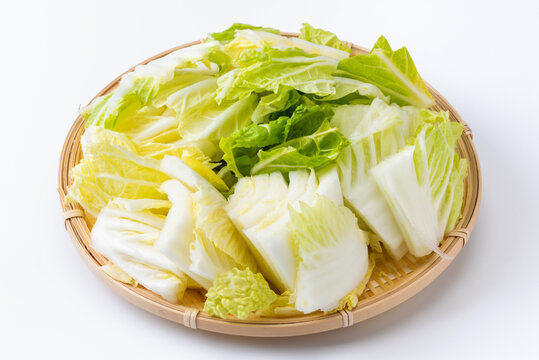白菜のざく切り（竹ざるに乗せたハクサイ）