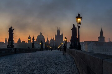 Karlsbrücke / Charles Bridge in Prag / Prague bei Sonnenaufgang