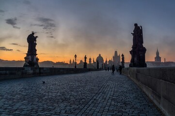 Obraz premium Karlsbrücke / Charles Bridge in Prag / Prague bei Sonnenaufgang