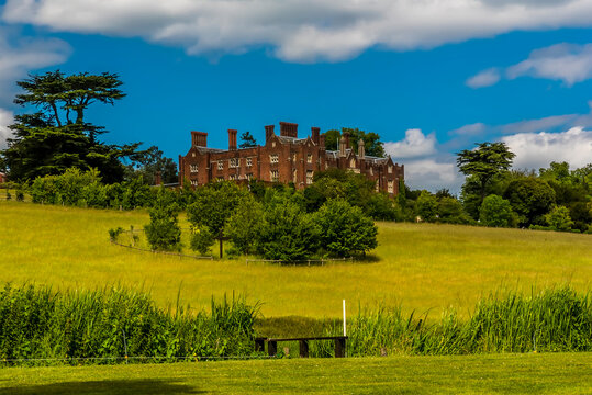 A view across the tranquil and serene River Chess near Latimer, UK