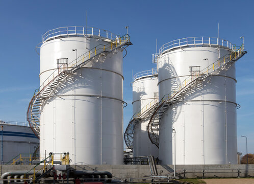 Large capacity oil product handling terminal