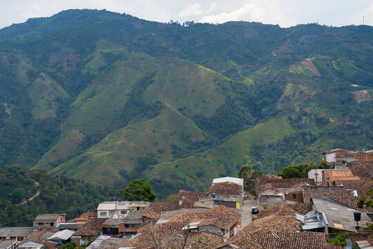 paisaje de monta&ntilde;a y los techos del pueblo de Santuario, Risaralda, Colombia.