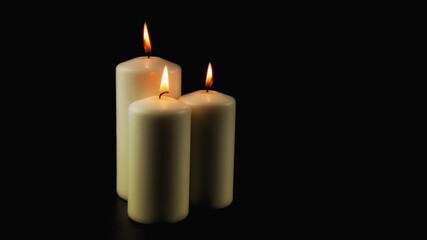 Brennende Kerzen in der Dunkelheit