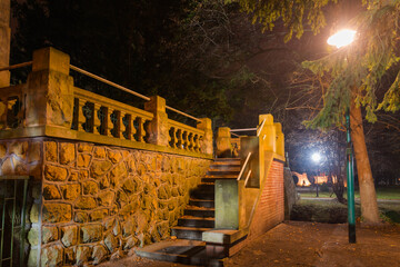 Kamienne schody w Parku Dworskim w Iłowej.