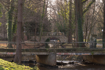 Fototapeta na wymiar Kamienny mostek w Parku Dworskim w Iłowej.