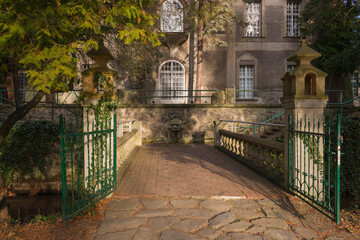 Kamienny mostek w Parku Dworskim w Iłowej.