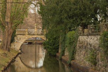 Kamienny mostek w Parku Dworskim w Iłowej. © boguslavus