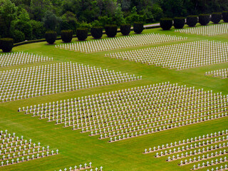 Viele weiße Grabkreuze auf dem Soldatenfriedhof Douaumont in Frankreich aus der Vogelperspektive