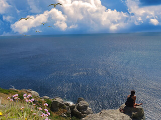 girl observes ocean horizon girl looks into the distance za horizon of the ocean