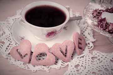 LOVE romantyczne ciasteczka serca z napisem na drewnianym tle, filiżanka z kawą, płatki róż,Walentynkowe ciasteczka, vintage - obrazy, fototapety, plakaty