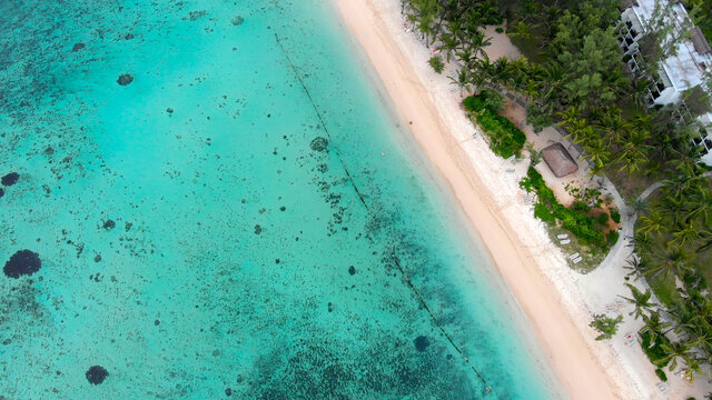 Luftaufnahme eines Strandes mit t&uuml;rkisem Wasser auf Mauritius