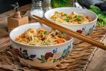 Fried noodles with chicken and vegetables.