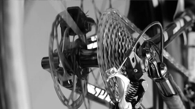 The rear wheel of the bicycle, mountain bike gear shifting.