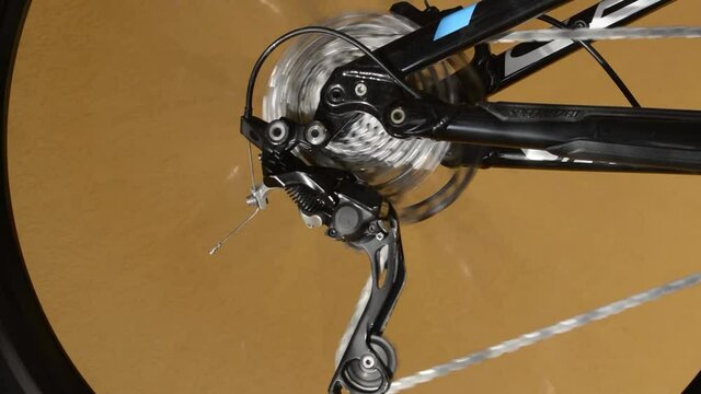 The rear wheel of the bicycle, mountain bike gear shifting.