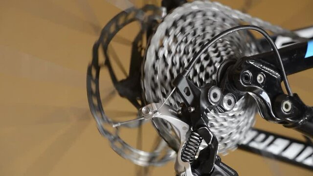 The rear wheel of the bicycle, mountain bike gear shifting.