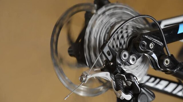 The rear wheel of the bicycle, mountain bike gear shifting.
