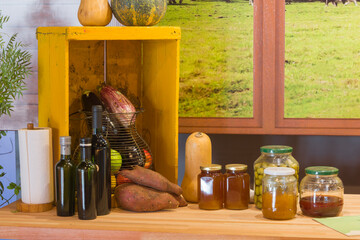 Alimentos naturales sobre mesada de madera, cocina de campo tradicional