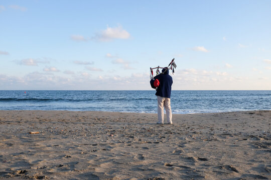 S&egrave;te - Joueur de cornemuse sur la plage