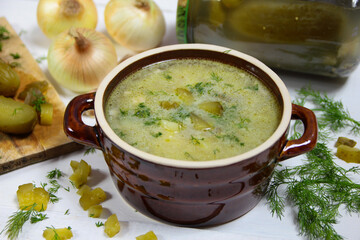 Ogórkowa - tradycyjna polska zupa z dodatkiem kiszonych ogórków