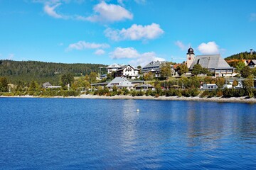 Naklejka premium Blick auf den Ort Schluchsee im Schwarzwald