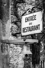 Entrée d'un restaurant en noir et blanc