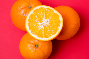 Arrangement von Orangen