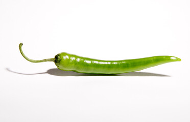 Grüne Peperoni mit weißen Hintergrund