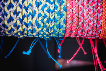 bracelets multicolores, des fils de toutes les couleurs
