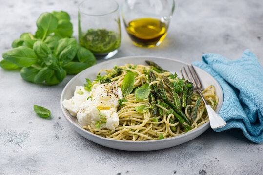 Spaghetti with pesto, green asparagus and mozzarella