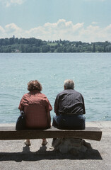 Seniorenpaar am Seeufer