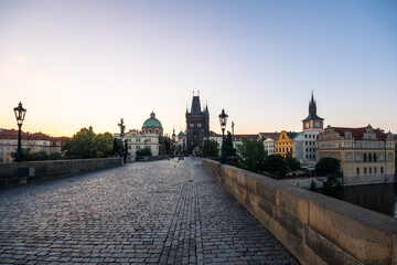 Fototapeta na wymiar Karlsbrücke / Charles Bridge in Prag / Prague bei Sonnenaufgang
